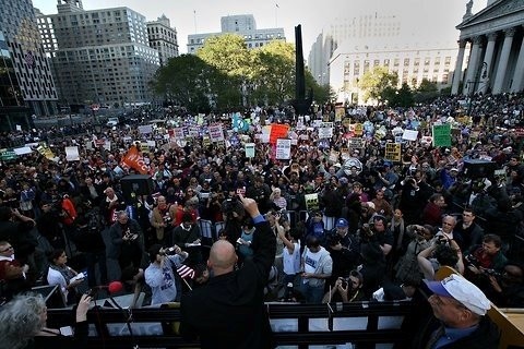 "Oburzeni" demonstrują na Wall Street [fot. źródło: facebook-Occupy Wall St.]