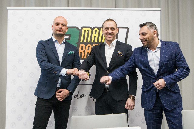 Bartosz Wolny z Warty, Tomasz Tasiemski ze SpecHouse PSŻ i Artur Fiedler z TS Basket tuż przed podpisaniem porozumienia