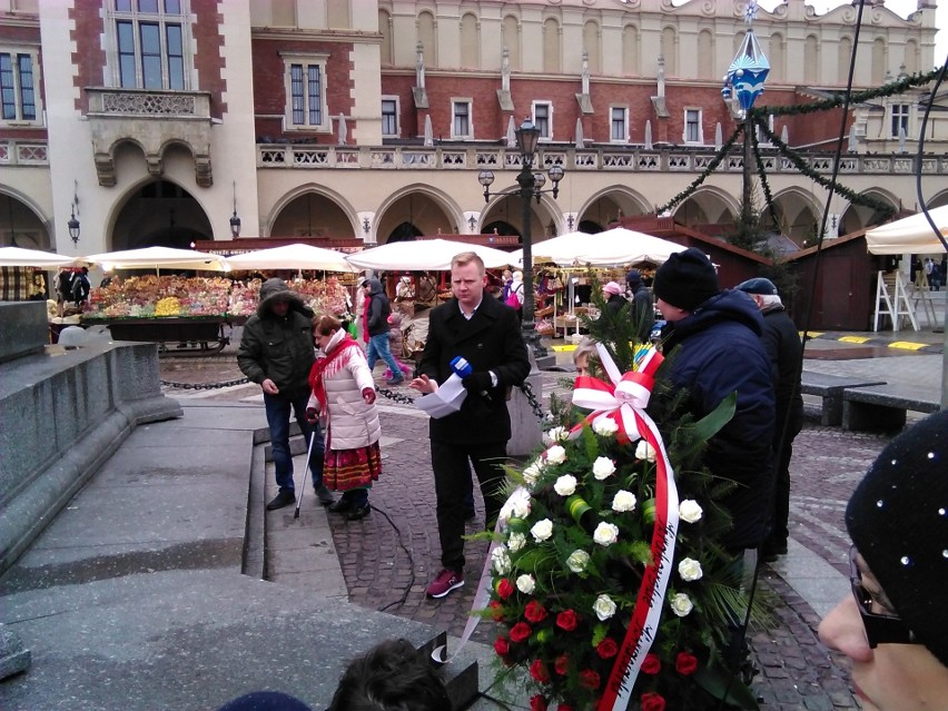 Kraków. Kwiaciarki z Rynku Głównego złożyły kwiaty pod pomnikiem Adama Mickiewicza [ZDJĘCIA]