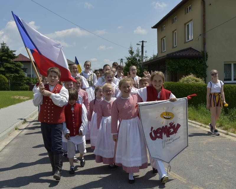 Międzynarodowy Festiwal Dziecięcych Zespołów Folklorystycznych w Polance Wielkiej. Młodzi uczestnicy porwali publiczność do zabawy [ZDJĘCIA]