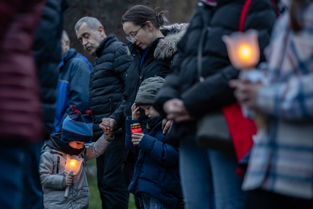 Droga Krzyżowa w blasku świec na ulicach Nowego Bieżanowa