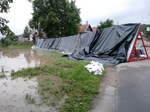 Woda w rzekach  Wisłoka, Jasiołka i Ropa w Jaśle i powiecie opadają ale nadal na terenie miasta i powiatu obowiązuje pogotowie przeciwpowodziowe. Na osiedli Niegłowice nadal ustawione są zapory przeciwpowodziowe.