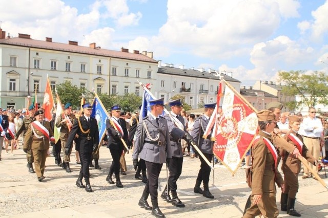 Żołnierze z Garnizonu Kieleckiego z Orkiestrą wojskową na czele przemaszerowali z paradą ulicami Kielc z kościoła garnizonowego na plac Wolności pod pomnik marszałka Józefa Piłsudskiego. 