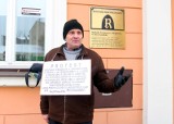 Protest w Radomiu: "sądy i prokuratury to święte krowy" - twierdzi mieszkaniec Opoczna