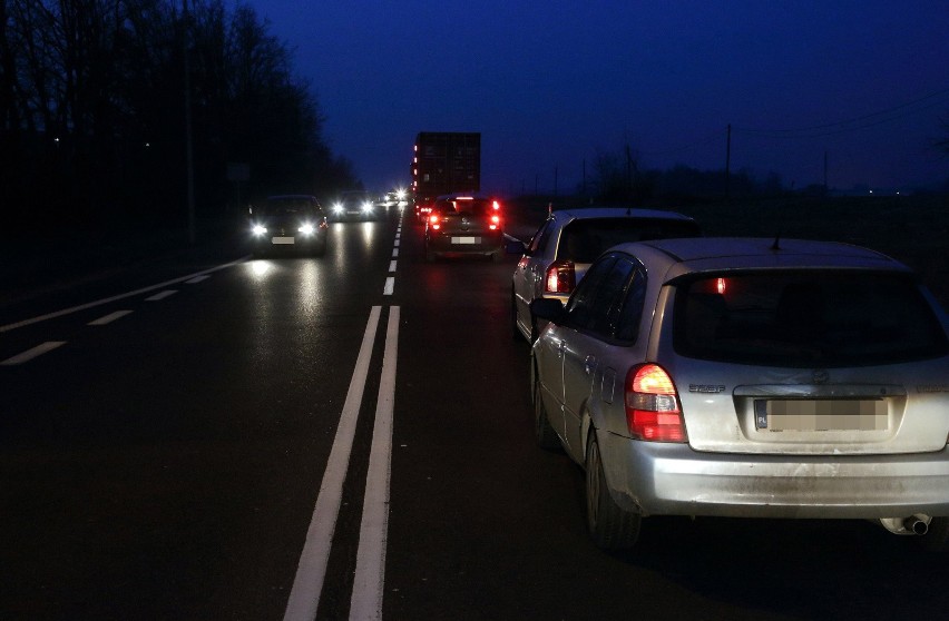 Wypadek w Srocku, jedna osoba zginęła. Na kolejnym slajdzie...