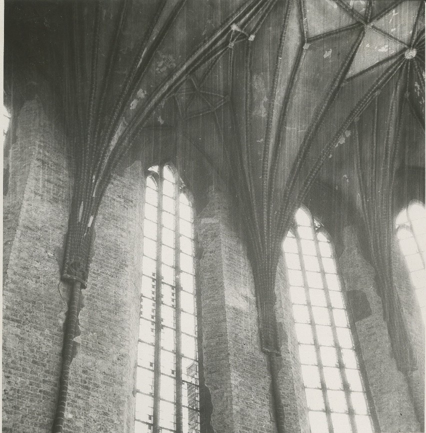 Wnętrze kościoła Mariackiego (1947)