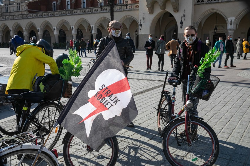 Strajk Kobiet przejechał na rowerach przez Kraków