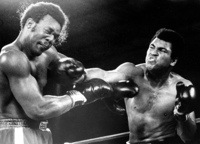 Muhammad Ali nokautuje George'a Foremana w walce „Rumble in the Jungle” w Kinszasie 29 października 1974 roku