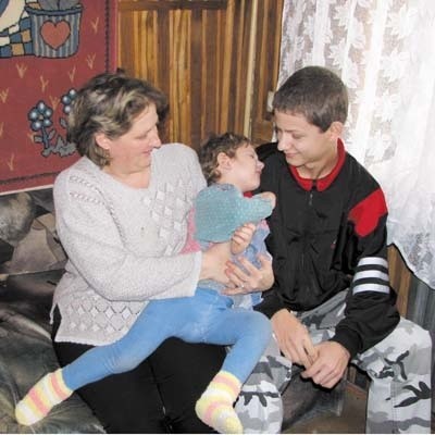 Ewa Radziszewska z dwoma synami: 13-letnim Krzysiem i 3-letnim Michałkiem