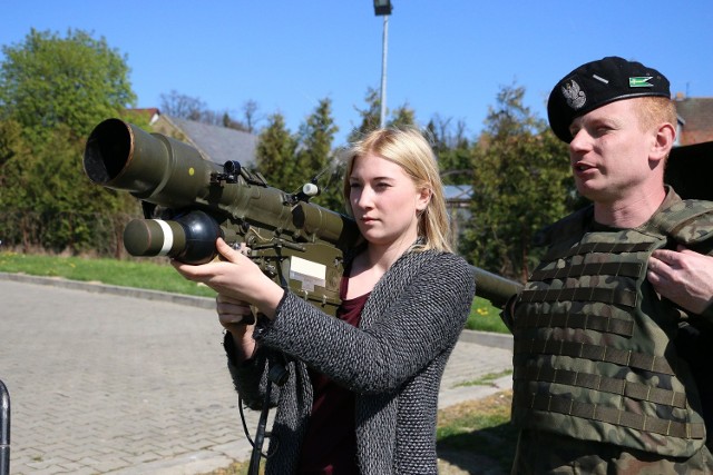 Dariusz BrożekW czwartek, 21 kwietnia plac za Międzyrzeckim Ośrodkiem Kultury zamienił  się w wojskowy poligon.Czteroletnia Marta była zachwycona zjazdami po linie, rozpiętej między drzewami za Międzyrzeckim Ośrodkiem Kultury. Była całkowicie bezpieczna. Miała na sobie specjalne szelki i w dodatku asekurowali ją zwiadowcy z miejscowej jednostki wojskowej. Zaraz po niej tzw. tyrolkę przetestował ośmioletni Olgierd Miernik. - Jest super - zapewniał. Zjazdy były jedną z atrakcji imprezy, która odbyła się w czwartek przy MOK z inicjatywy płk Piotra Malinowskiego, dowódcy stacjonującej w mieście 17. Wielkopolskiej Brygady Zmechanizowanej. Żołnierze pokazali cywilom swoje pojazdy i broń. Najmłodszych uczestników imprezy najbardziej interesowały karabiny wyborowe - polskie Tory i fińskie  TRG Sako. Chętni mogli je obejrzeć z bliska i nawet założyć siatki maskujące - tzw. maskałaty. Relacja i zdjęcia z imprezy w środę, 27 kwietnia, w tygodniku „Głos Międzyrzecza i Skwierzyny” oraz już we wtorek w płatnym serwisie www.glosmiedzyrzecza.pl.