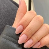 Paznokcie 2023: najmodniejsze paznokcie w sierpniu i wrześniu  - postaw na lipgloss nails