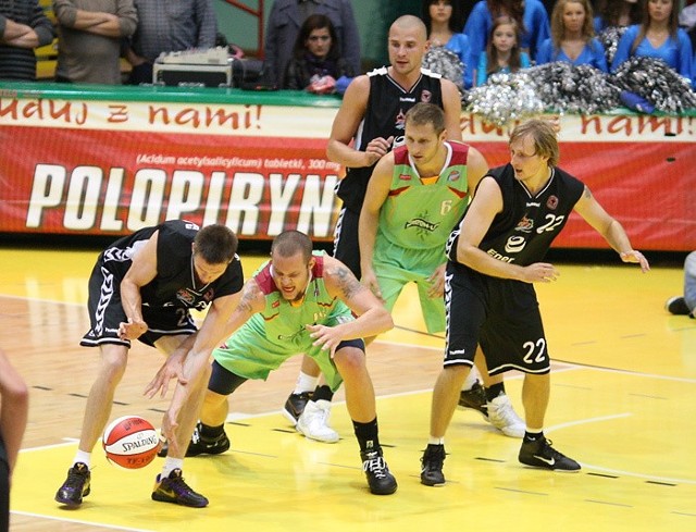 Koszykarze ze Słupska dobrze spisali się w Starogardzie w pierwszej połowie meczu.