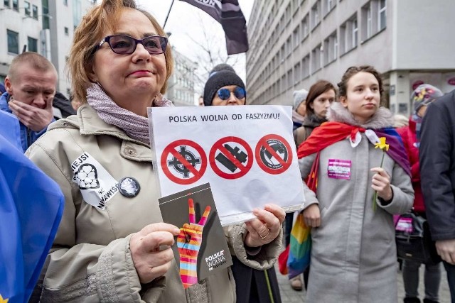 W sobotę przed pomnikiem Starego Marycha w Poznaniu w związku ze Światowym Dniem Walki z Dyskryminacją Rasową spotkała się grupa poznaniaków, aby wyrazić swój sprzeciw dla ataków na obcokrajowców ze względu na ich pochodzenie czy kolor skóry. Demonstranci uczcili też minutą ciszy ofiary ataku terrorystycznego w Nowej Zelandii. Zobacz zdjęcia ---->