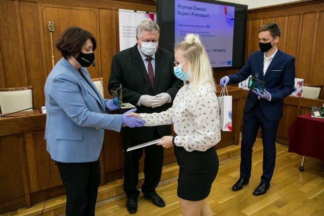 Pół tysiąca uczniów techników i szkół branżowych w regionie otrzymało marszałkowskie stypendia