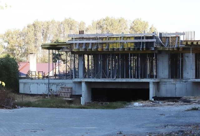 Budowa osiedla "Nowe Żakowice" przy ulicy Toruńskiej w Radomiu wciąż stoi. Na początku stycznia zdemontowany został żuraw. Sprawa trafiła do prokuratury.