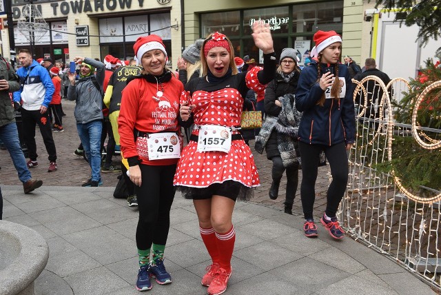 Za nami weekend z biegami Świętych Mikołajów. W sobotę i niedzielę Starówka wypełniła się barwnymi biegaczami w każdym wieku. Zobaczcie co działo się przed startem głównych biegów i nordic walking w niedzielę pod pomnikiem Kopernika.