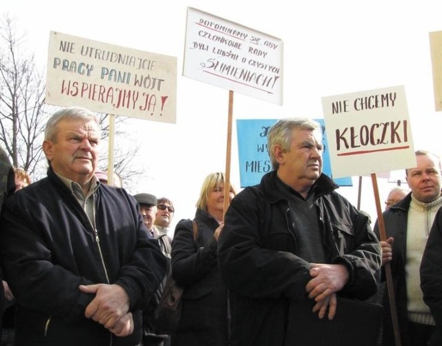 Jednym z organizatorów protestów był W. Jedliński (w środku). W wyborach uzyskał jeden z lepszych wyników.