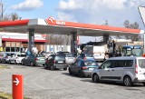 Kolejki na stacjach paliw w Oświęcimiu. Kierowcy obawiają się braków oraz podwyżek cen i tankują na zapas [ZDJĘCIA]