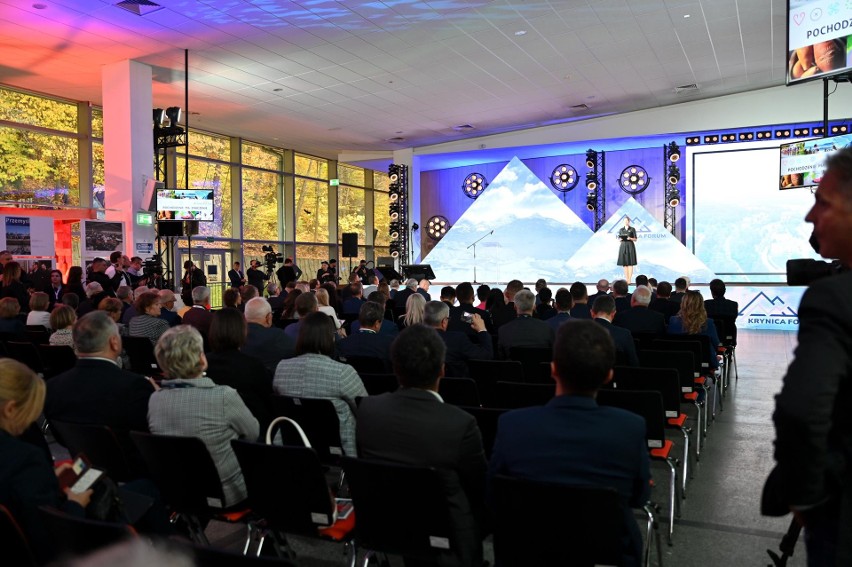 Ruszyło Krynica Forum 2022. Tematem trzydniowej konferencji jest „Wzrost i odbudowa”. Wśród gości politycy, naukowcy i biznesmeni 