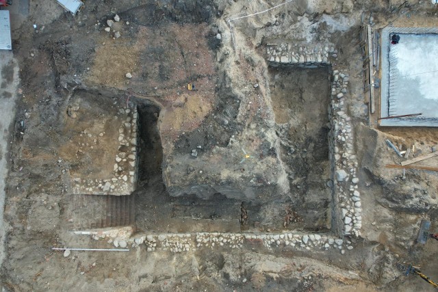 Pozostałości pierwszego miejskiego ratusza w Myśliborzu z zachowanymi fragmentami ceglanych schodów