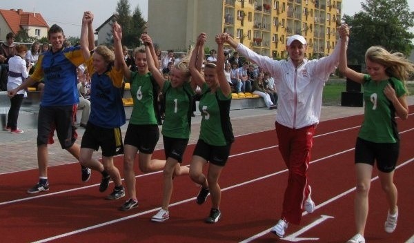 Jednym z punktów uroczystego otwarcia był inauguracyjny bieg gogolińskich sportowców: mistrzów województwa i kraju. Pierwszy z lewej - aktualny wicemistrz Polski w biegu na dystansie 5000 m - Radosław Kłeczek.