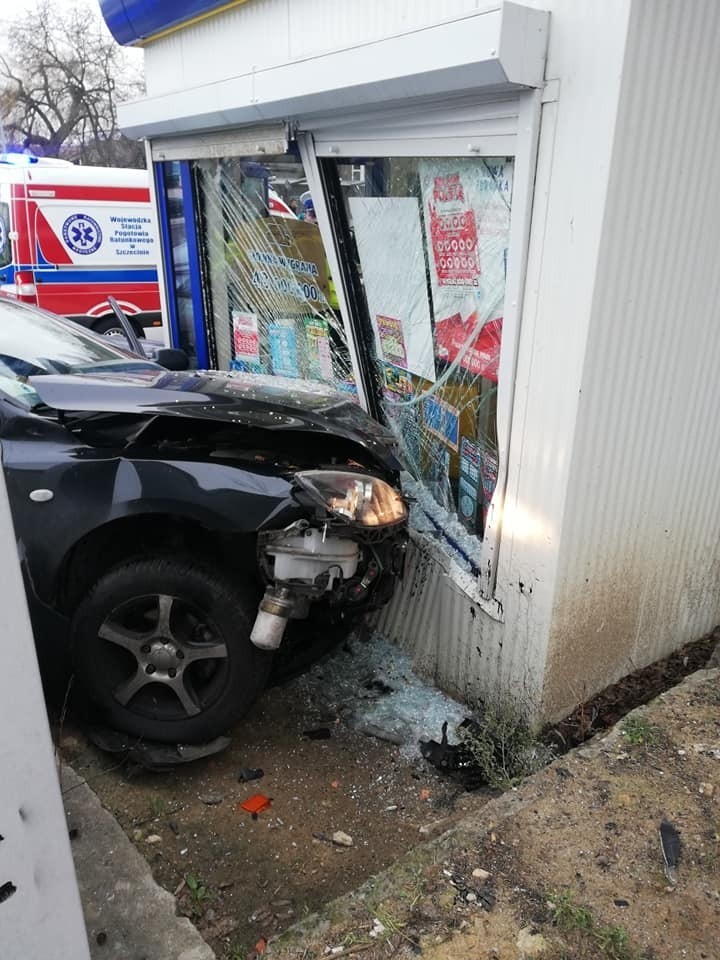 Wypadek na skrzyżowaniu ulic Mickiewicza i Brzozowskiego. Auto wjechało w kolekturę LOTTO