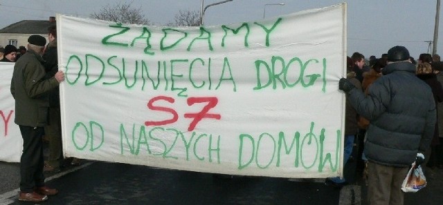 Jacek Kozłowski, wojewoda mazowiecki, przyjechał do Szydłowca, aby spotkać się z protestującymi mieszkańcami w sprawie przebiegu drogi ekspresowej śladem obecnej obwodnicy.