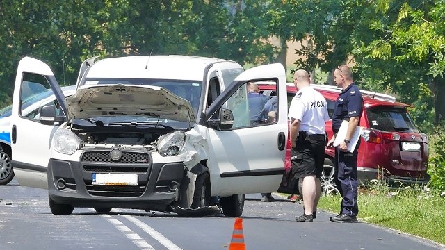 Do wypadku doszło w piątek, 29 czerwca, na trasie między Sławą i Starym Strączem. Zderzyły się trzy samochody. Jedna osoba została ranna.Kierujący toyotą 80-letni mieszkaniec Wałbrzycha wyjeżdżał z drogi gruntowej. Zrobił to jednak tak nieostrożnie, że zajechał drogę kierującemu fiatem, za kierownicą którego siedział 32-latek z Wrocławia. Mężczyzna zmuszony był gwałtowanie hamować, aby nie uderzyć w toyotę. Wtedy w tył fiata wjechał kierujący skodą 55-latek z Leszna.Na miejsce przyjechały służby ratunkowe. Kierowca skody został zabrany do szpitala. – Doznał złamania kości pięty – mówi podkom. Maja Piwowarska, rzeczniczka wschowskiej policji.Droga w miejscu wypadku na czas ustalania okoliczności zdarzenia została zablokowana. Policja wyznaczyła objazdy.Zobacz także: Szaleniec na drodze śmierci. Przez takie zachowanie giną ludzie!POLECAMY RÓWNIEŻ PAŃSTWA UWADZE:Idiota na drodze śmierci. Przez takich giną ludzie!