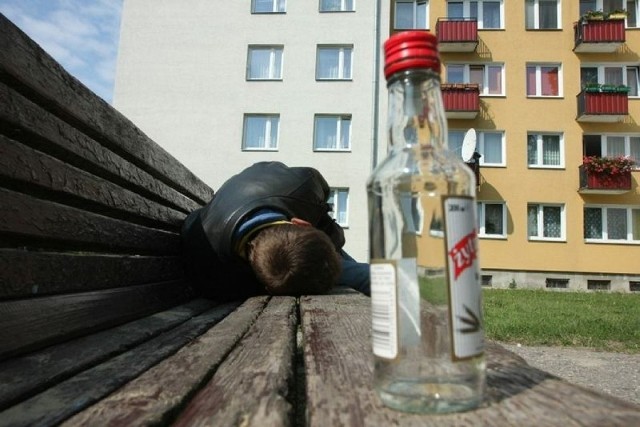 Alkoholicy z Uniejowa zostaną wyeksmitowani na wieś