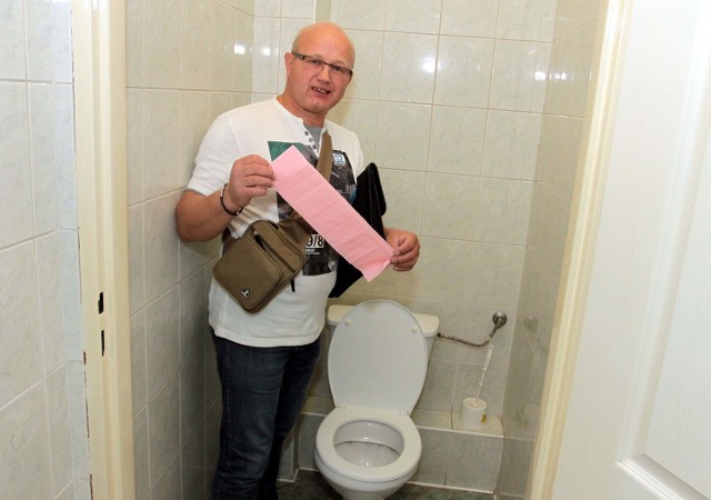 - Od pani sekretarki dostałem miękki, różowy papier toaletowy. Jestem jej za to wdzięczny, ale wolałbym zwykły szary, ale dostępny w każdej toalecie w urzędzie &#8211; mówi Henryk Żak.