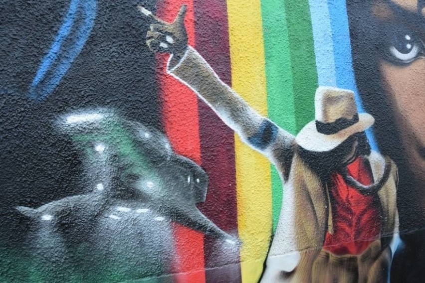 Mural przedstawiający Michaela Jacksona jest w Lęborku. Największe takie graffiti w Polsce przedstawia historię kariery króla popu [zdjęcia]