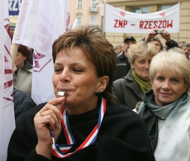 700 pedagogów z Podkarpacia protestowalo dzisiaj w Rzeszowie.