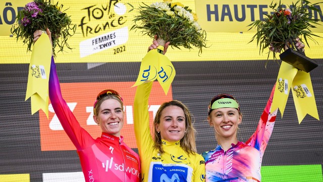 Od lewej Holenderki Demi Vollering (SD Worx) i Annemiek van Vleuten (Movistar) i Katarzyna Niewiadoma (Canyon-SRAM)