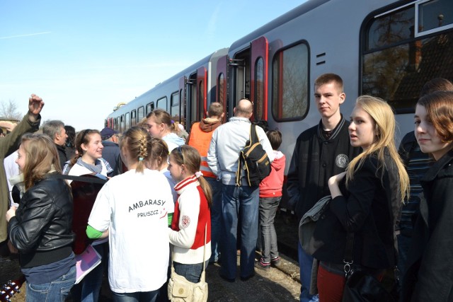 Taki ruch był na dworcu w Koronowie, gdy z Chojnic przyjeżdżał pociąg specjalny