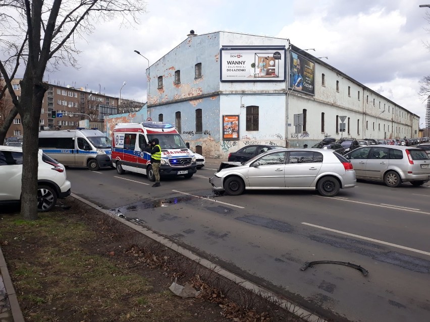 Wypadek przy placu Orląt Lwowskich. Ranna kobieta (ZDJĘCIA)