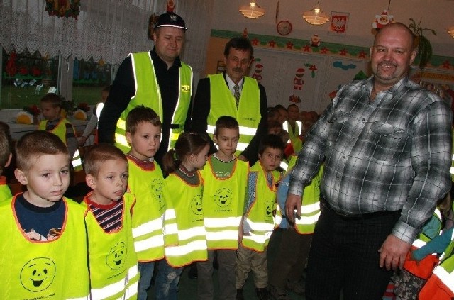 Akcję zorganizował Krzysztof Wiśniewski (pierwszy z prawej). Kamizelki wręczali dzieciom także komisarz Marian Sierpatopwski i dzielnicowy Zbigniew Smejlis.