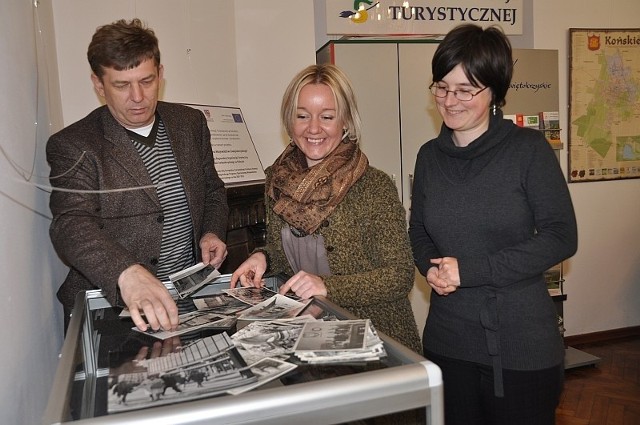 Dyrektor biblioteki Dariusz Kowalczyk oraz Agnieszka Werens i Magdalena Weber z Centrum Informacji Turystycznej przeglądają zdjęcia, które już dostarczyli konecczanie