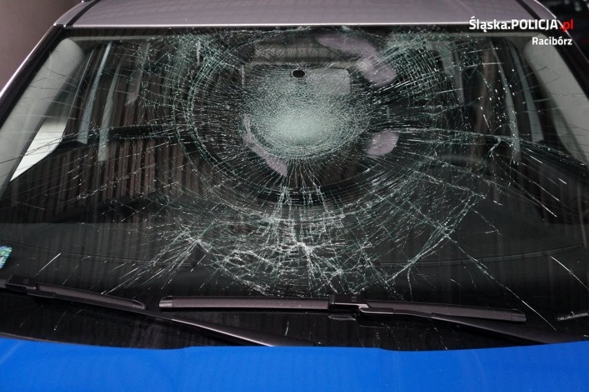 22-latek zniszczył szybę radiowozu raciborskiej policji