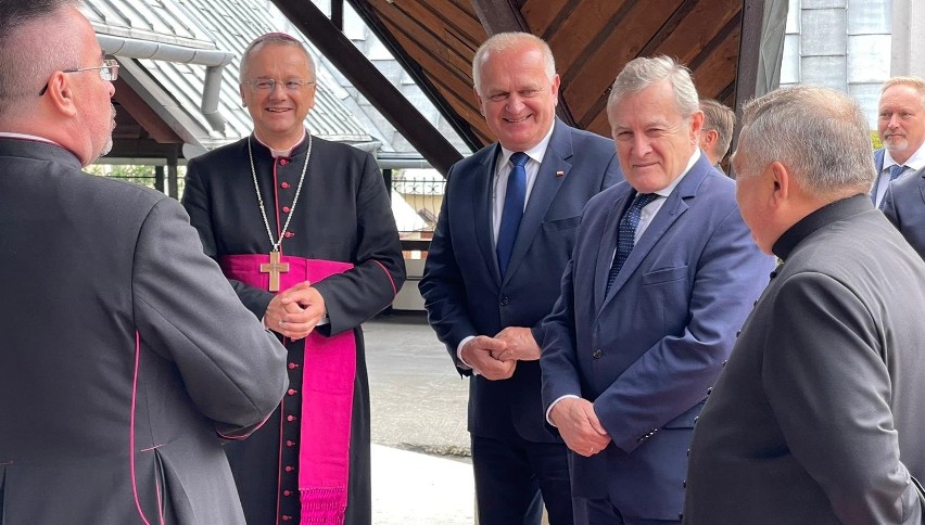 Wicepremiera Piotra Glińskiego przywitali w Rokitnie biskup...