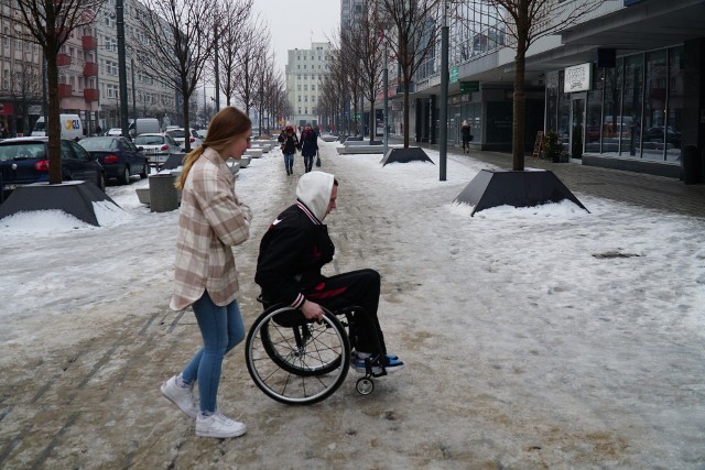 Gołoledź na drodze i chodnikach powoduje, że o przewrócenie się nietrudno. Zdecydowana większość chodników nie była zabezpieczona przed gołoledzią, co teraz utrudnia poznaniakom wyjście do pracy, czy powrót do domu. Mieszkaniec Starego Miasta informuje, że nikt nie odśnieżał płyty Starego Rynku przed i po świętach. Jeden z mieszkańców, który porusza się o wózku inwalidzkim, przyznaje, że obecne warunki są wyjątkowo trudne dla osób z niepełnosprawnościami.Zobacz w galerii, jak wygląda Poznań pokryty lodem i śniegiem --->