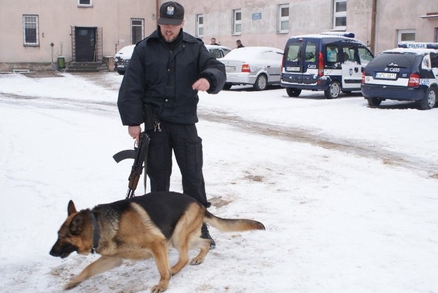 Przewodnik psa patrolowo-topiącego sierż. Sylwester Zglinicki (6 lat służby z psem)  wraz z  podopiecznym Terikiem 