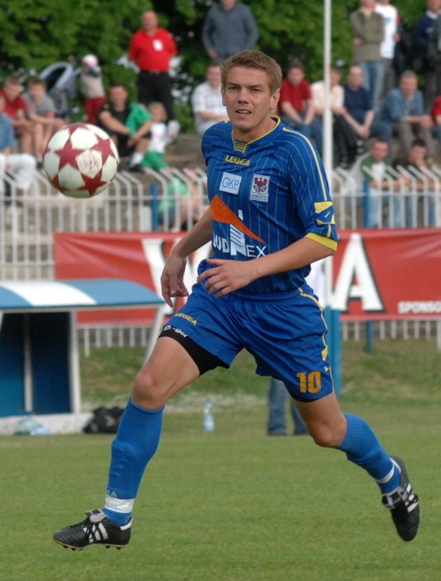 Ma 31 lat, 185 cm wzrostu, napastnik. Wychowanek Zewu Dąbroszyn, potem grał m.in. w Stilonie i GKP Gorzów, Lechu Poznań, Dyskobolii Grodzisk Wlkp., Pogoni Świebodzin, Toromie Torzym, Czarnych Browar Witnica. Od 2006 r. ponownie w GKP, którego w poprzednim sezonie jako kapitan wprowadził do pierwszej ligi. W rundzie jesiennej wystąpił w 14 meczach, zdobył trzy gole.
