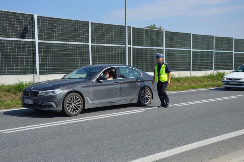 Wielka Wieś. Nietypowy patrol drogówki. Policjantom towarzyszył ksiądz [ZDJĘCIA]