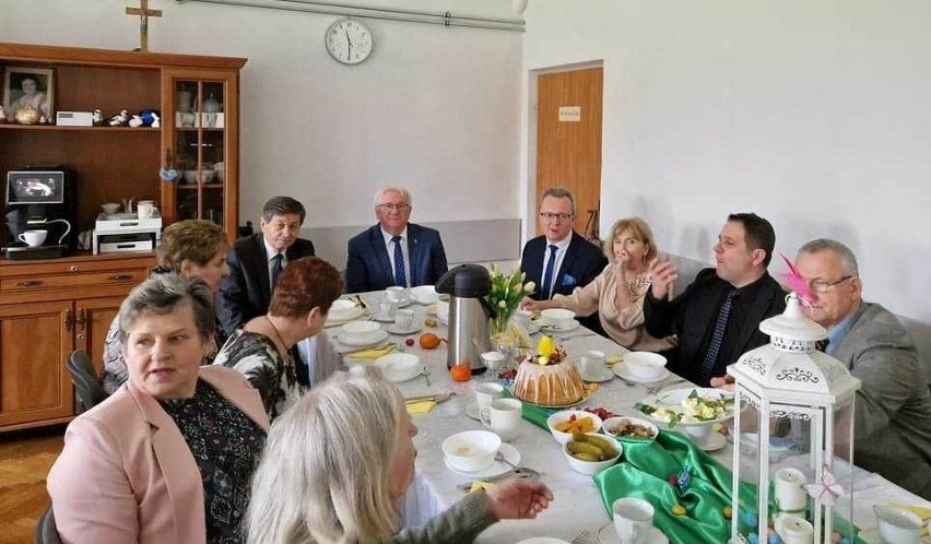 Tradycyjne spotkanie wielkanocne w Wilczowoli w gminie Policzna. Były życzenia i smaczny poczęstunek