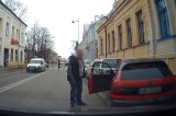 Pirat drogowy w Białymstoku omal nie spowodował wypadku na ulicy Pałacowej. Dogonił go Internauta na Warszawskiej (wideo)