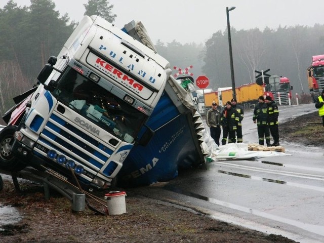 Scania zatrzymała się na barierkach odzielających drogę od ścieżki rowerowej.