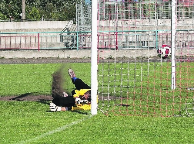 Tak padł pierwszy gol dla Pogoni. Bramkarz Celulozy Norbert Grabarski nie był w stanie sięgnąć piłki po dobitce Kamila Kruszyńskiego.