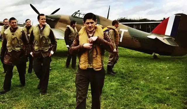 WOJENNA SUPERPRODUKCJA „303. BITWA O ANGLIĘ” „303. Bitwa o Anglię” ma być - jak zapewniają realizatorzy - pełna rozmachu i emocjonujących podniebnych walk superprodukcją, opowiadająca niesamowitą historię Dywizjonu 303 imienia Tadeusza Kościuszki – legendarnych polskich lotników, którzy stali się najskuteczniejszymi pilotami podczas bitwy o Anglię w czasie II wojny światowej. W międzynarodowej obsadzie, obok Marcina Dorocińskiego („Jack Strong”,  „Pitbull. Ostatni pies”) i Filipa Pławiaka („Listy do M. 3”), wystąpili również: gwiazda kultowego serialu „Gra o tron” – Iwan Rheon oraz syn Mela Gibsona – Milo Gibson (znany m.in. z nagrodzonego dwoma Oscarami obrazu „Przełęcz ocalonych”). Reżyserii podjął się David Blair –zdobywca nagród BAFTA i Emmy. Za efekty specjalne odpowiada firma Lipsync Post, mająca na swoim koncie pracę przy zagranicznych produkcjach z największymi hollywoodzkimi gwiazdami. Zdjęciami do filmu zajął się Piotr Śliskowski – wybitny operator, który pracował przy „Generale Nilu”, „80 milionach” i serialu „Czas honoru. Powstanie”.Film „303. Bitwa o Anglię” był prezentowany jest na targach filmowych podczas 68. edycji międzynarodowego festiwalu w Berlinie. W trakcie zaledwie dwóch dni trwania European Film Market, prawa do filmu na rynek brytyjski zostały sprzedane za ponad 1 milion dolarów!Europejska premiera filmu „303. Bitwa o Anglię” planowana jest pod koniec 2018 r. 
