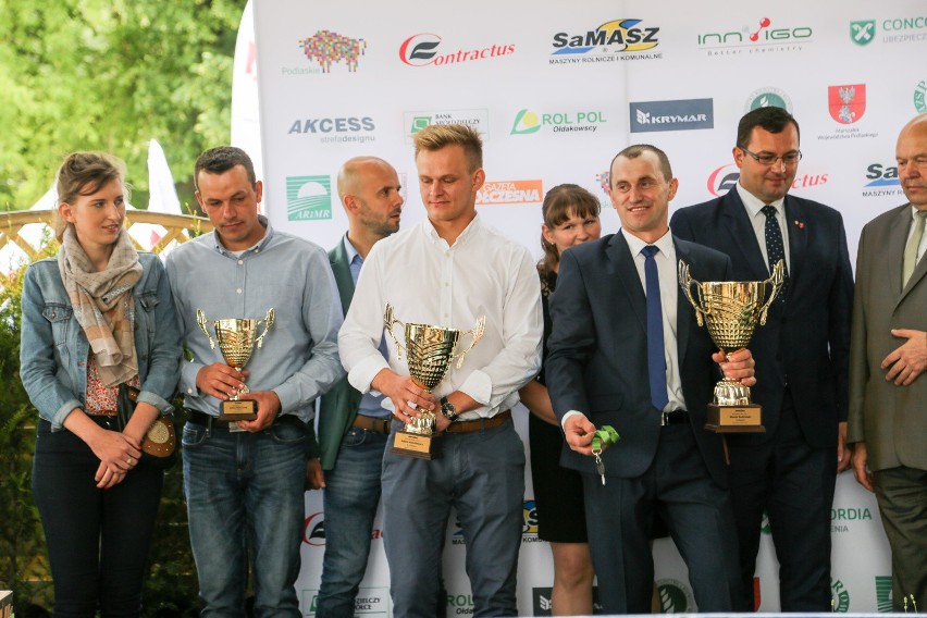 Laureaci konkursu „Rolnik roku 2017”. Od prawej: Marek...