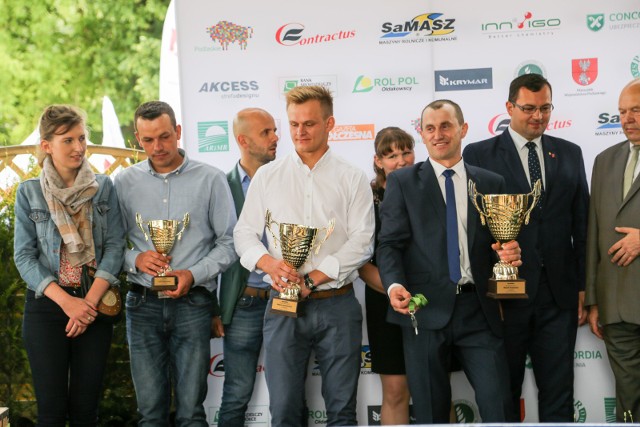 Laureaci konkursu „Rolnik roku 2017”. Od prawej: Marek Rudziński (1. miejsce), w środku Adam Hościłowicz (2. miejsce), a obok Łukasz Maliszewski (5. miejsce)